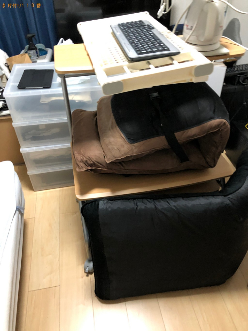 マットレス付きセミダブルベッド、PCデスク、ラック、椅子等の回収